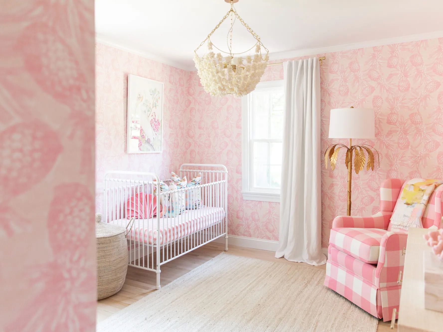 Căn phòng với giấy dán tường màu hồng pastel dành cho các em bé nhỏ