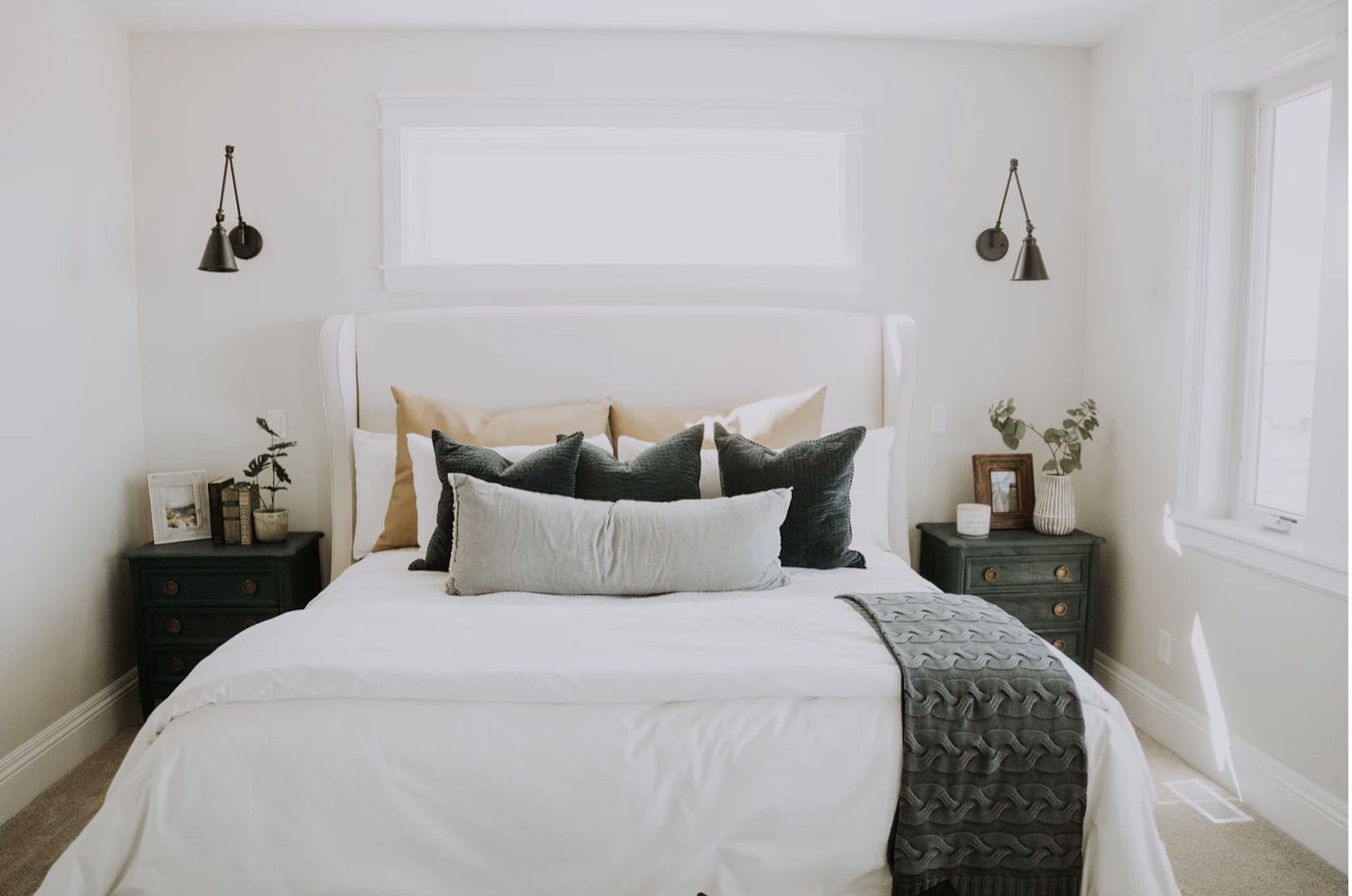 Chiếc giường lớn với thiết kế thoải mái sẽ mang lại cho bạn giấc ngủ êm ái