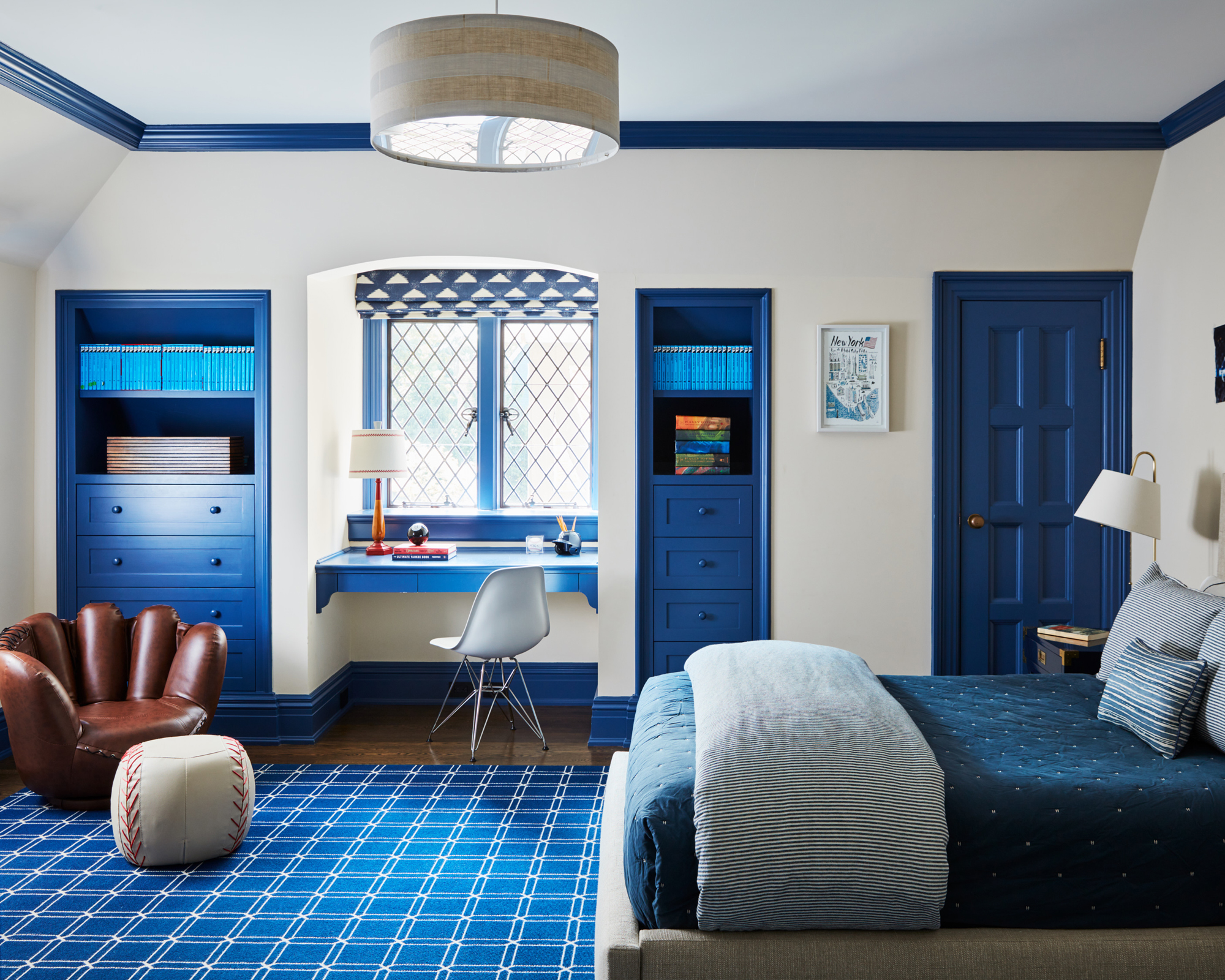 Màu xanh cổ điển mang lại cảm giác dễ chịu cho căn phòng