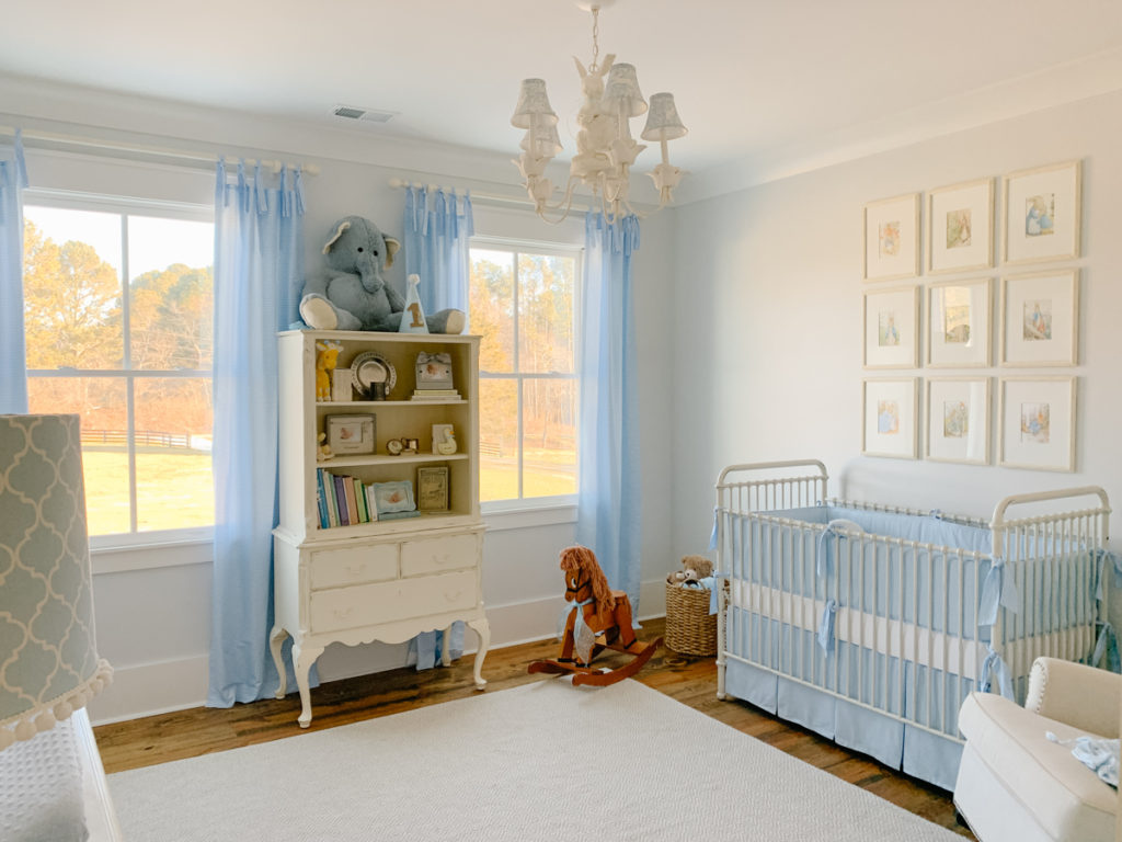 Màu xanh pastel nhẹ nhàng làm căn phòng vô cùng đáng yêu
