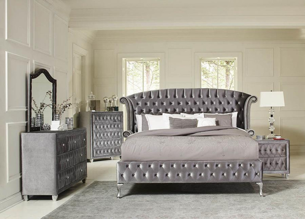 Phòng ngủ cổ điển màu trắng nổi bật nên đồ nội thất với chất liệu nhung màu xám