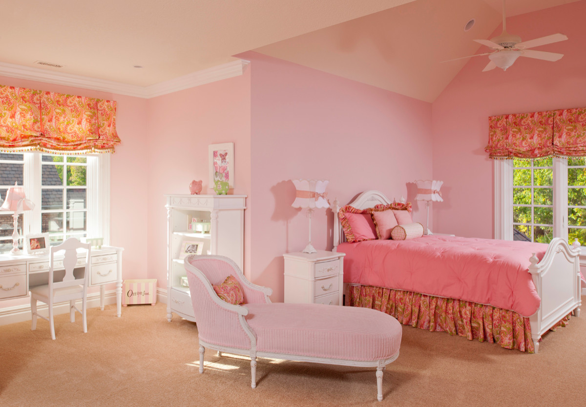 Phòng ngủ màu hồng pastel rộng rãi thoáng mát có nhiều cửa sổ đón ánh nắng tự nhiên