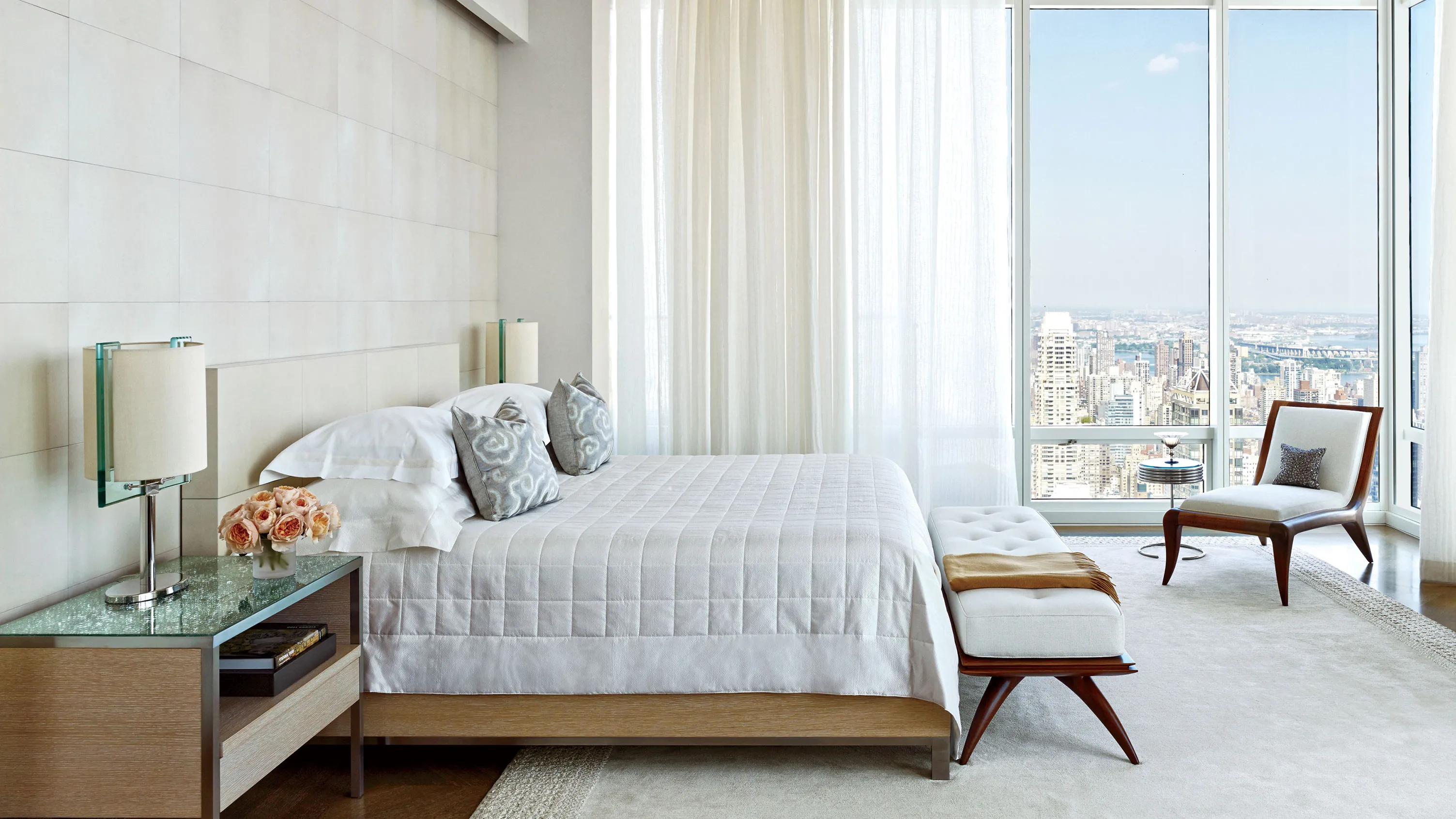 Phòng ngủ sử dụng phần kính lớn tạo ra view ngắm thành phố vô cùng đẹp