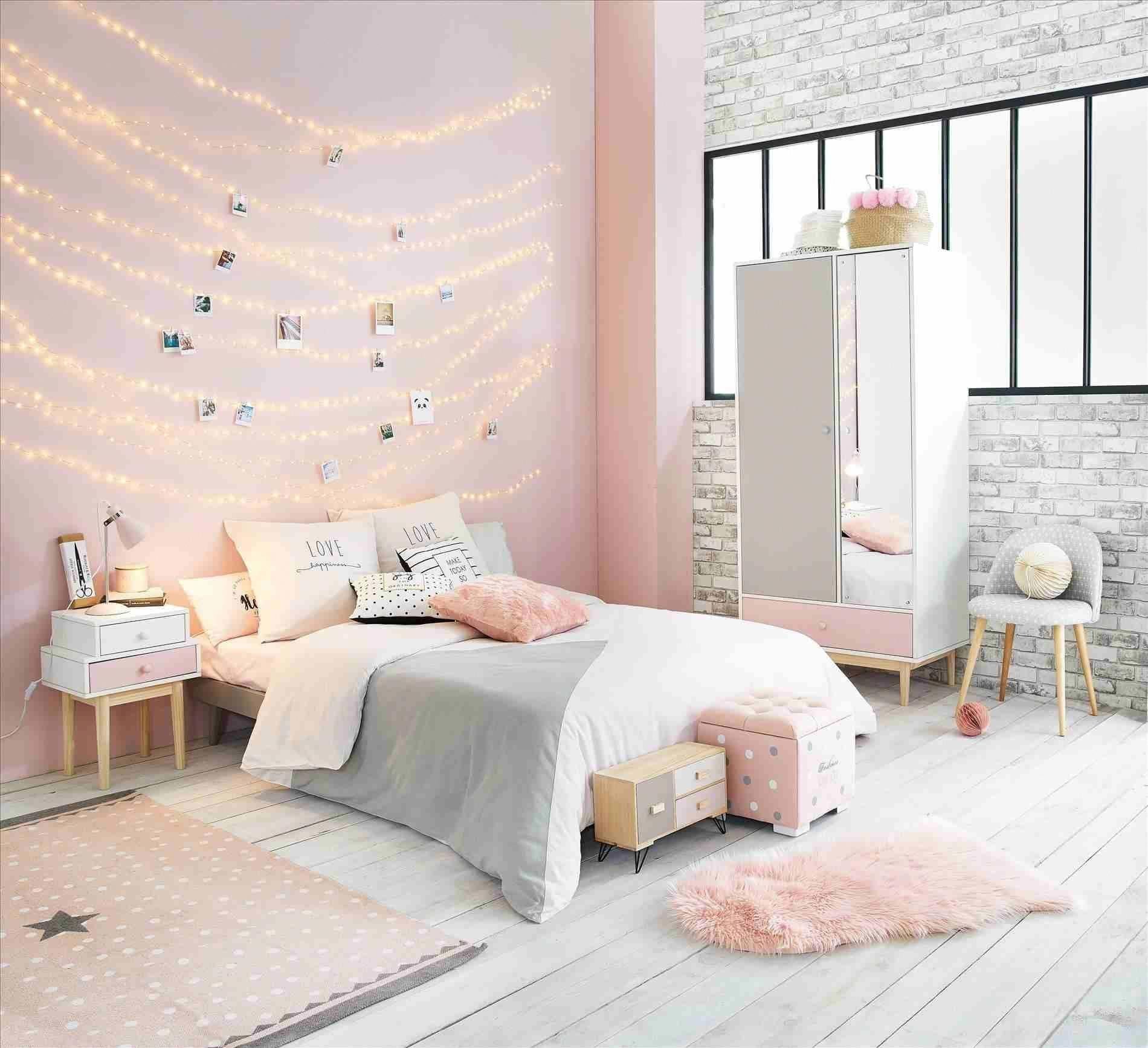 Sự kết hợp ấn tượng giữa hai gam màu xám ghi và hồng pastel cũng đèn dây trang trí tạo sự ấm áp cho căn phòng ngủ của bạn