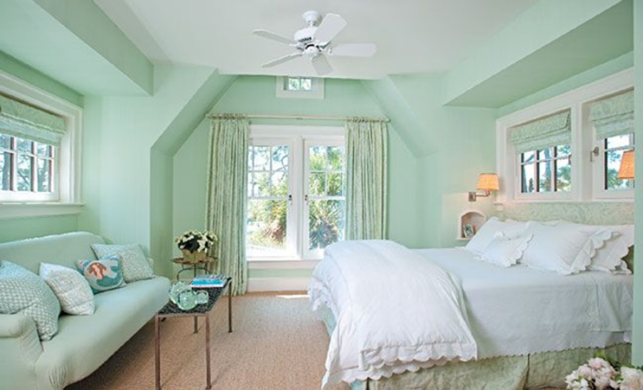 Phòng ngủ sử dụng màu xanh ngọc bích kết hợp với ánh sáng tự nhiên