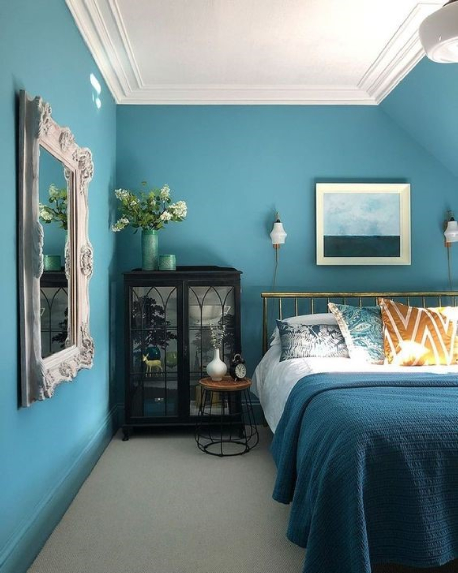 Mẫu thiết kế phòng ngủ cho vợ chồng mới cưới sử dụng tranh trang trí treo tường