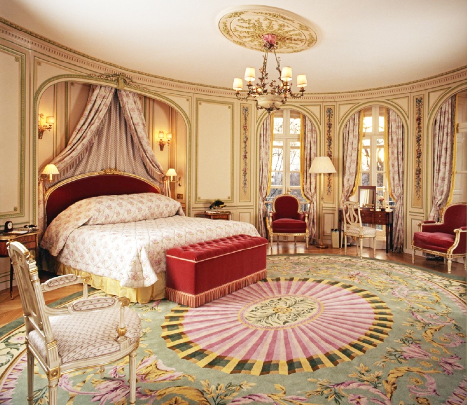 Phòng ngủ được lấy cảm hứng từ cung điện của các quý tộc Pháp. Vẻ sang trọng toát lên từ mỗi đồ nội thất đặt trong đó.