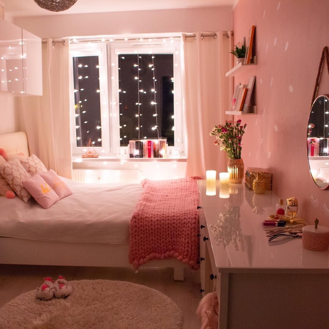 Căn phòng màu hồng thơ mộng với ánh đèn led trang trí