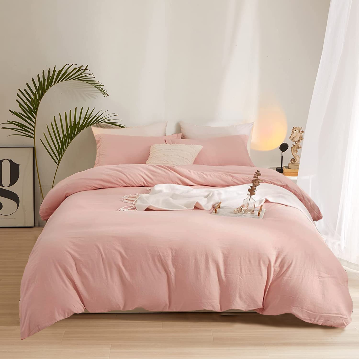 Chiếc giường màu hồng pastel vô cùng êm ái, ấm áp