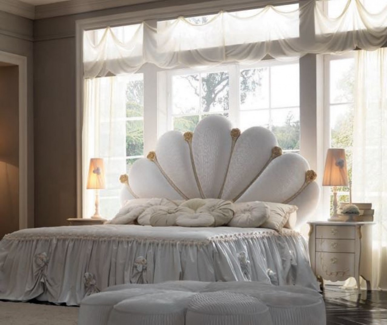 Những chiếc giường được thiết kế cầu kỳ là đặc trưng của phong cách cổ điển