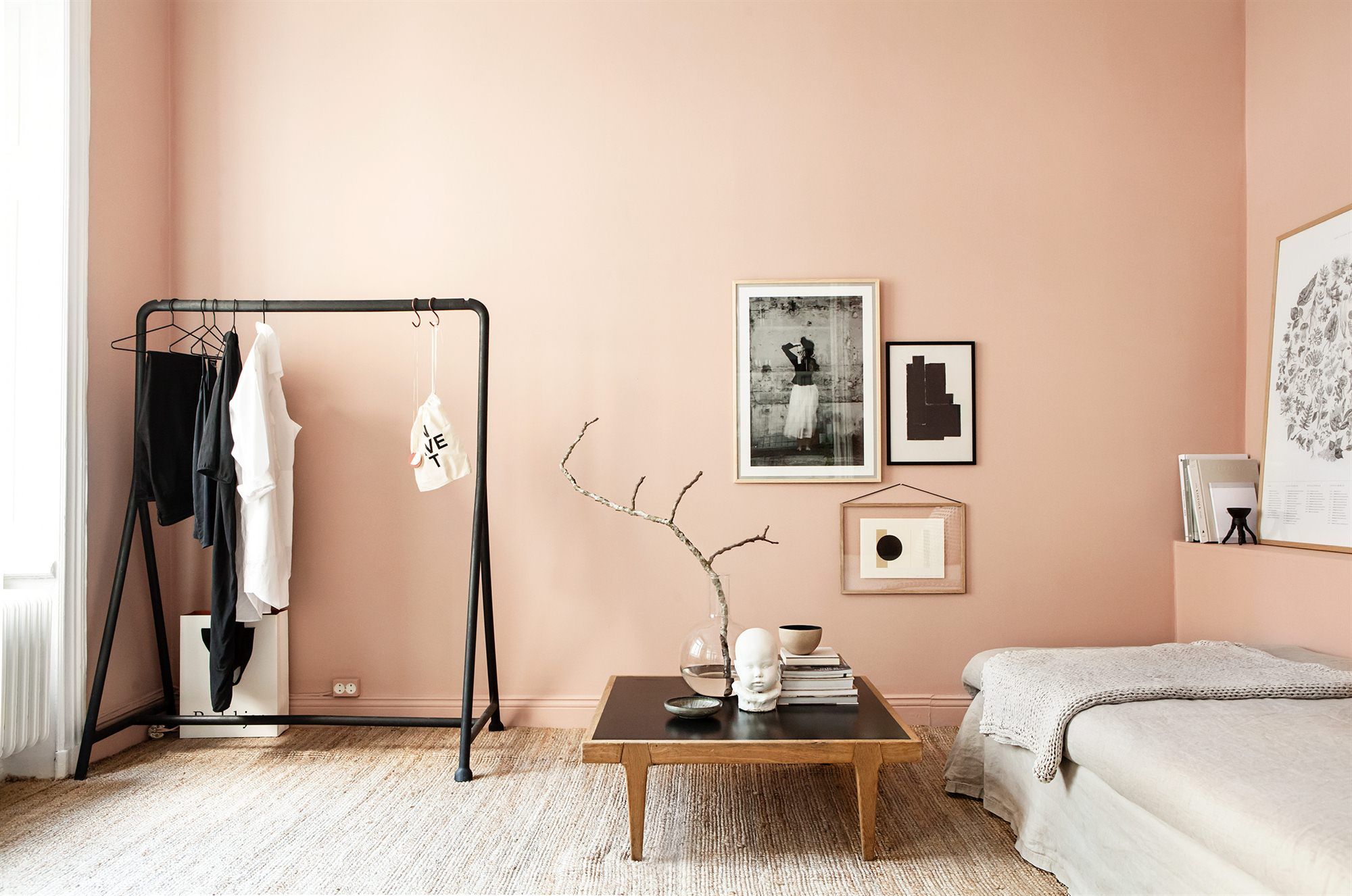 Phòng ngủ màu hồng cam đào với các món đồ trang trí rất nghệ thuật