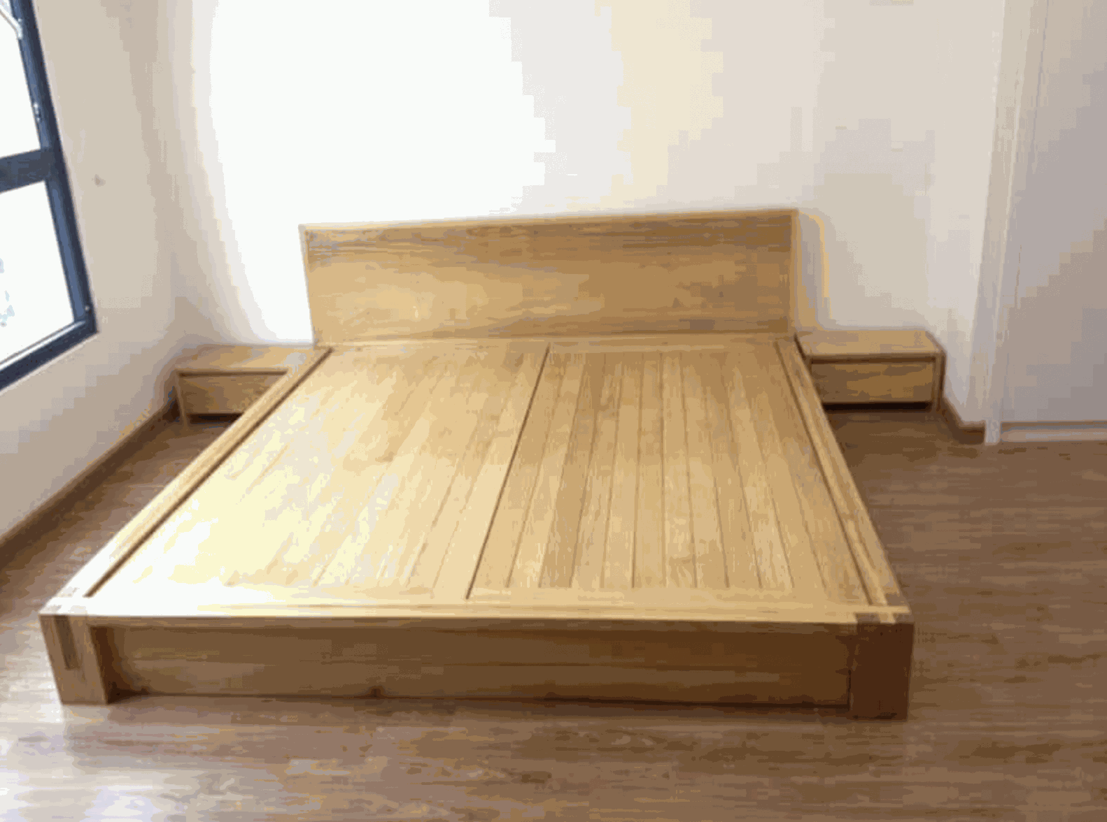 Chiếc giường làm từ gỗ tần bì với kích thước lớn