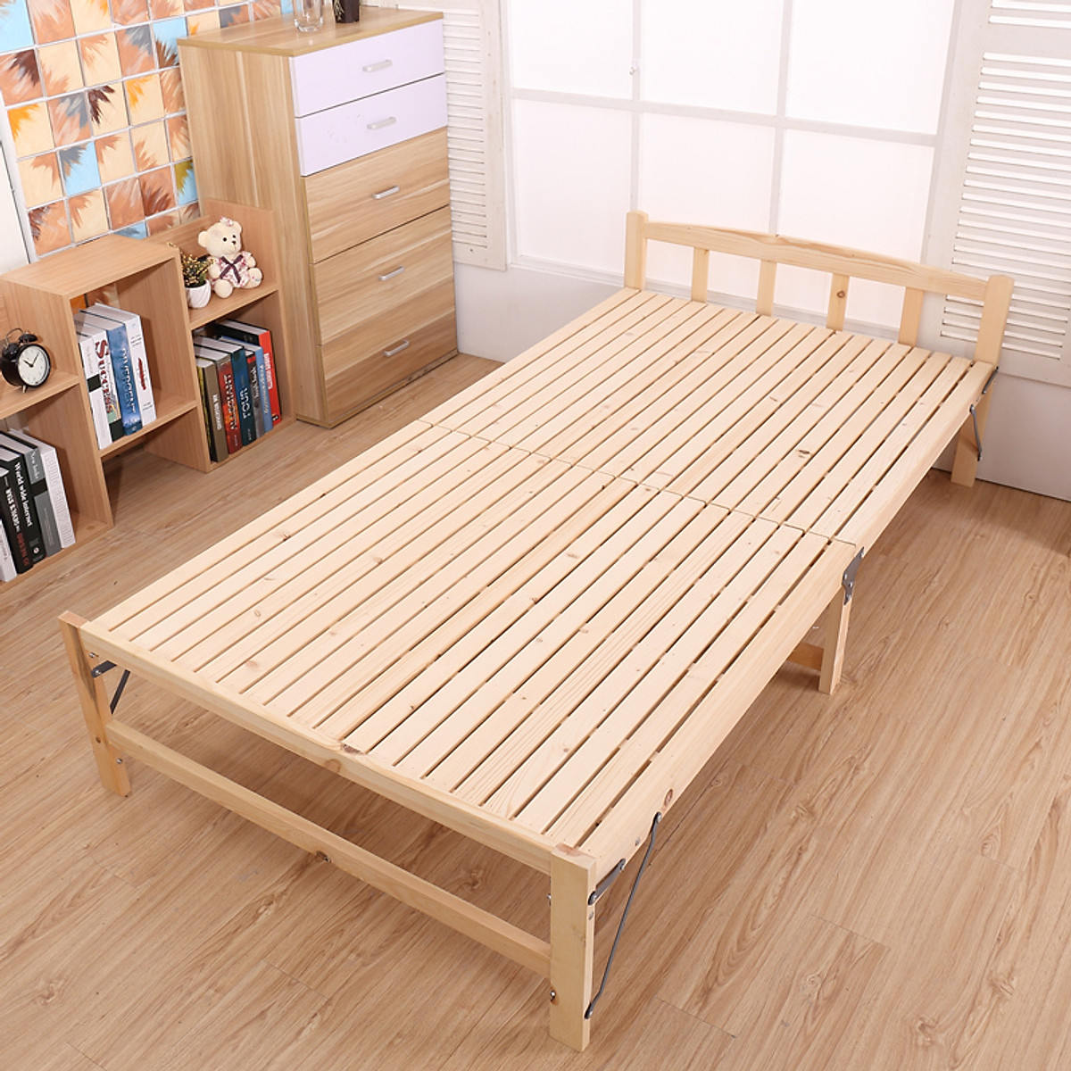 Chiếc giường với thiết kế đơn giản được làm từ gỗ thông