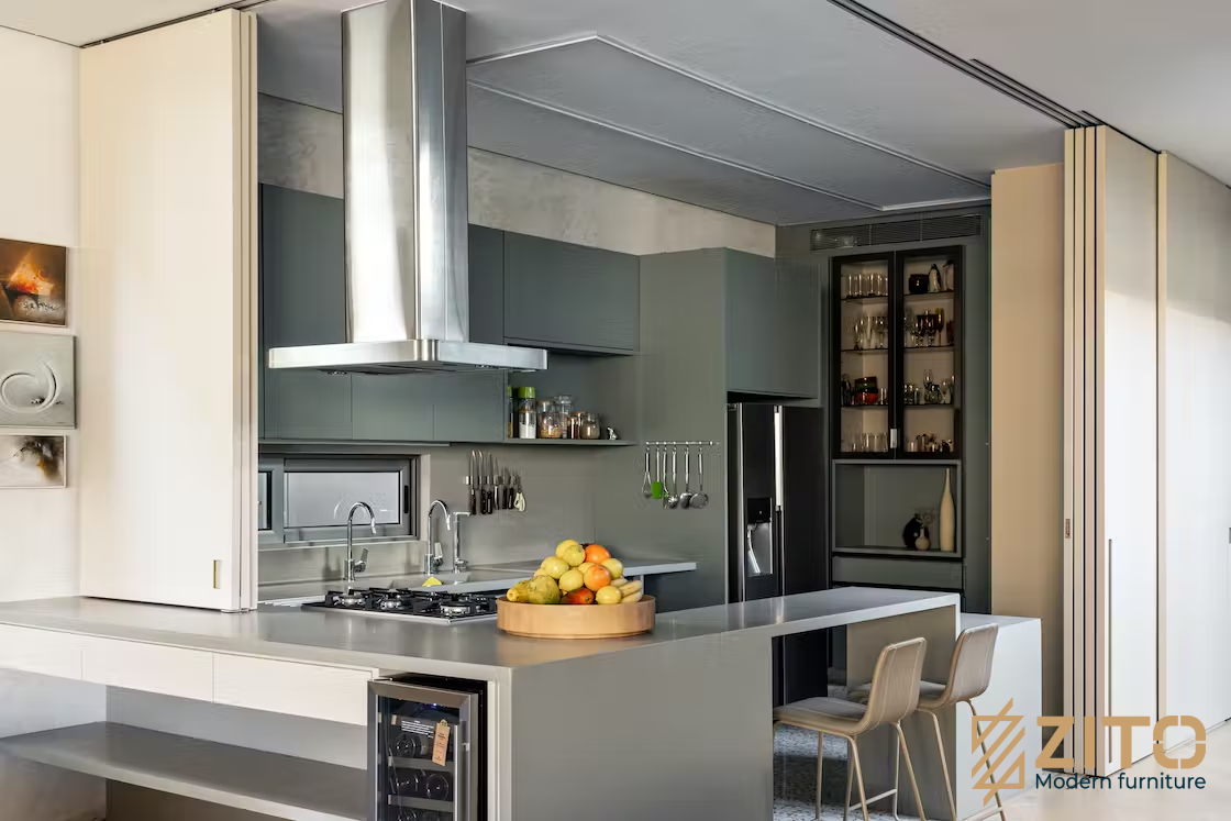 Phòng bếp sử dụng tông màu xám xi măng pha chút xanh nhẹ làm chủ đạo cho hệ thống tiện ích tủ đựng đồ