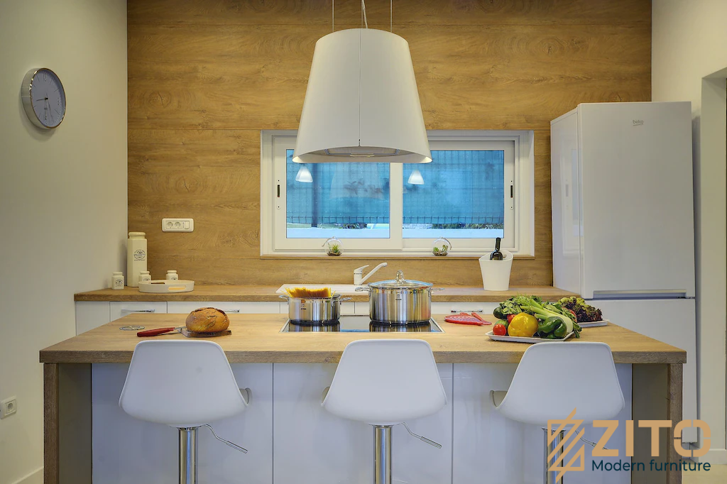 Tổng thể không gian phòng bếp được trang trí phòng xám trắng và một mảng tường được ốp gỗ tự nhiên cao cấp