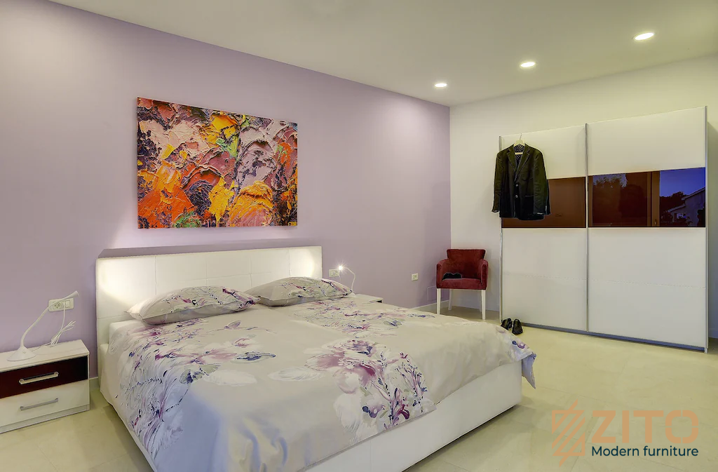 Mảng tường đầu giường thiết kế màu tím nhẹ mộng mơ kết hợp cùng trắng tinh tế
