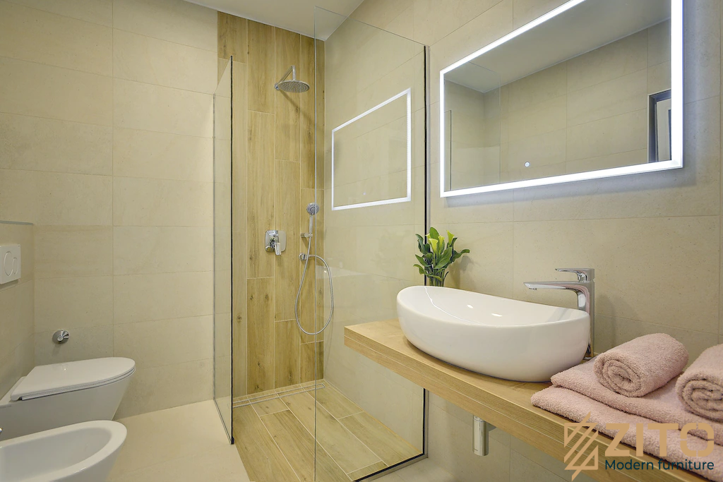 Không gian tắm được đặt ở vị trí góc tường sở hữu diện tích vừa đủ và ngăn cách với tổng thể căn phòng tắm