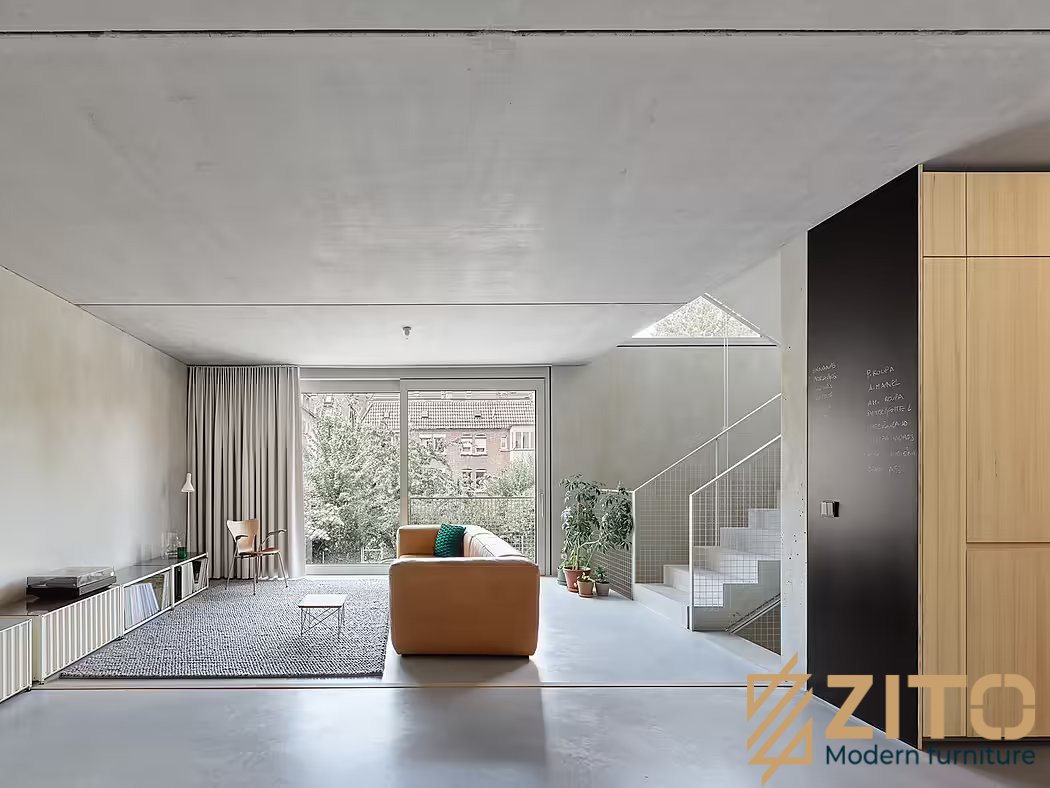 Thiết kế cửa kính lớn giúp căn phòng đón ánh nắng, trần nhà màu xám trắng giúp màu sắc phòng dịu lại và ấm áp hơn