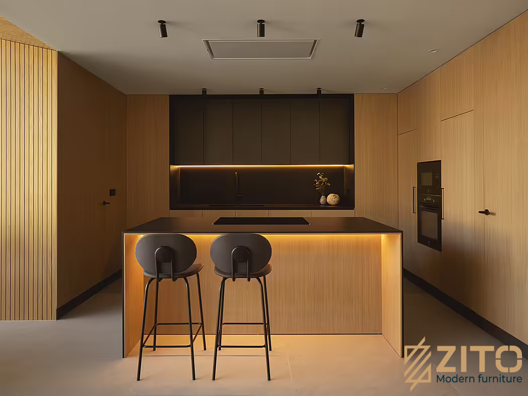 Thiết kế không gian phòng bếp đồng bộ với ốp gỗ tường nhà và đồ nội thất trong phòng