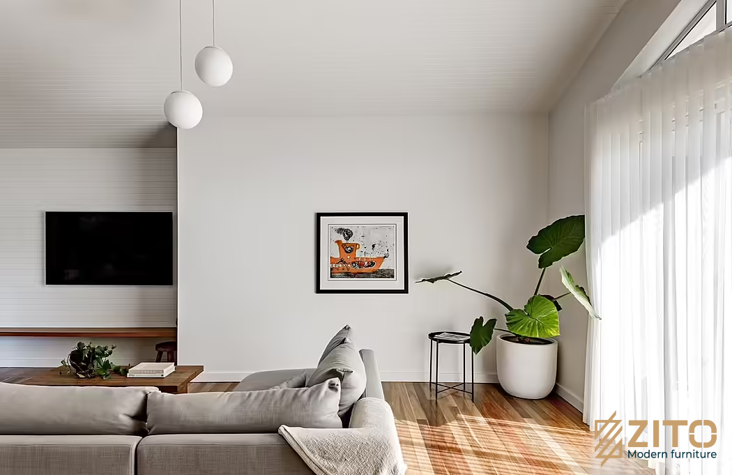 Phòng khách sang trọng được gia chủ thiết kế với điểm nhấn bộ sofa đơn giản nhưng hiện đại