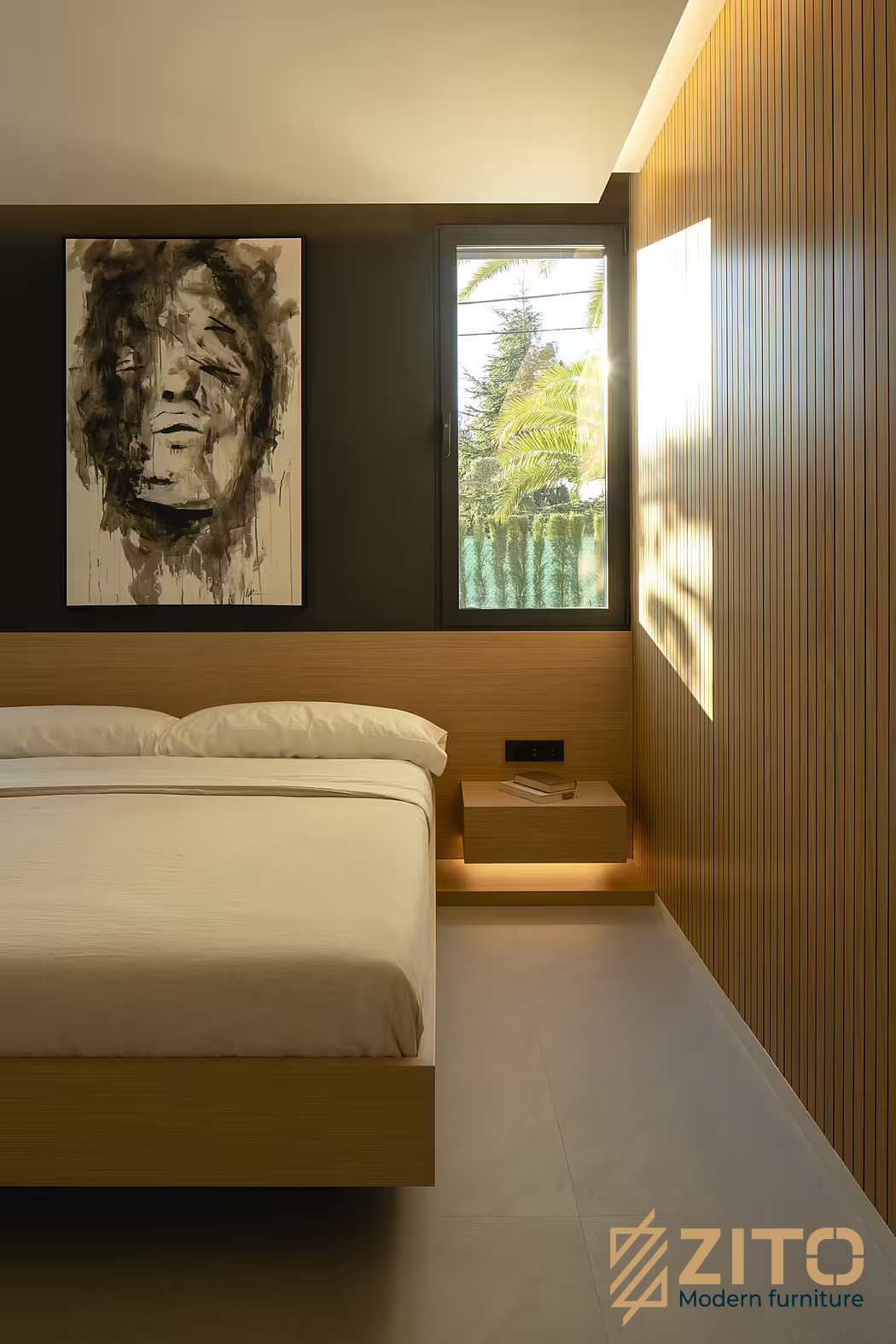 Đối với không gian phòng ngủ, gia chủ vẫn giữ thiết kế tường ốp gỗ cách điệu và sang trọng