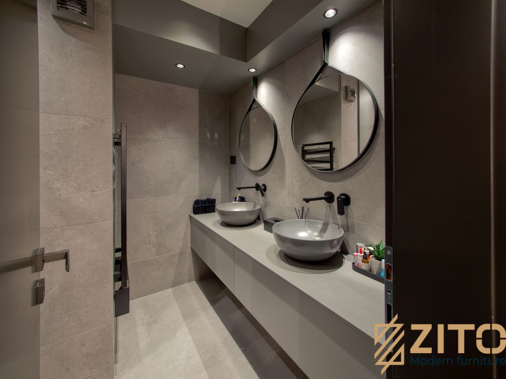 Tông màu chính sử dụng cho phòng tắm là màu nâu sáng kết hợp trần thạch cao, đèn âm trần ấm cúng và hiện đại