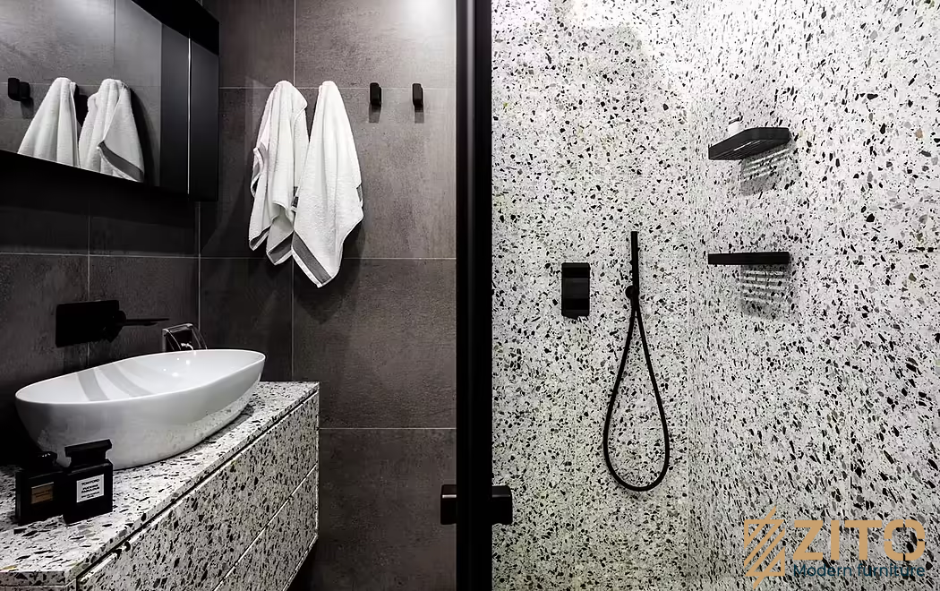 Không gian phòng tắm được chủ đầu tư đặc biệt quan tâm với thiết kế đồng bộ giữa tường đá hoa cương và kệ đựng đồ