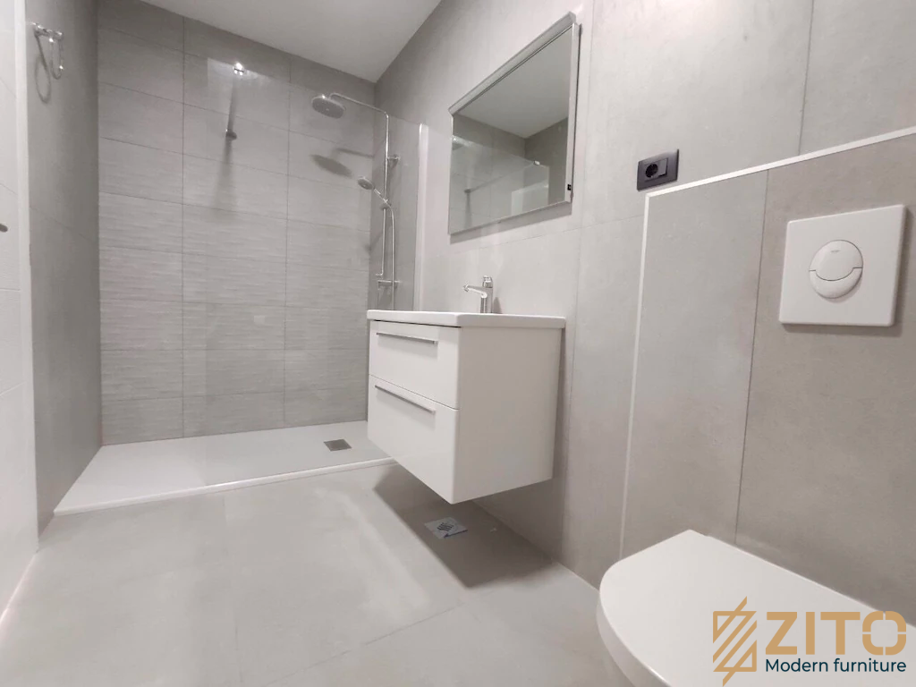 Nội thất phòng tắm đảm bảo các món đồ cơ bản như gương treo tường, kệ đựng đồ, bồn tắm, bồn rửa mặt