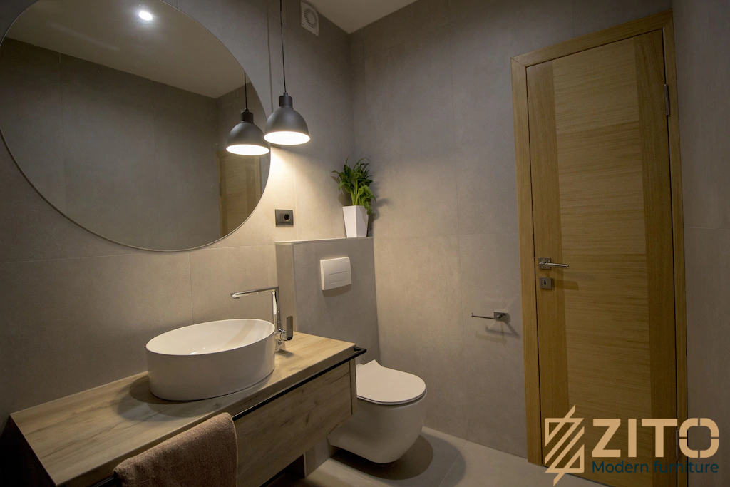 Đèn chùm cách điệu mang đến nguồn ánh sáng vừa đủ cho tổng thể căn phòng tắm