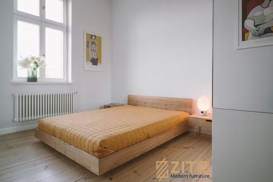 Phòng ngủ mang tổng thể tông màu trắng ghi trung tính kết hợp với nội thất sàn gỗ sẫm màu